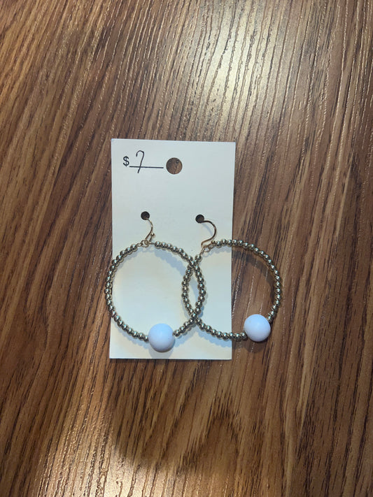 3172- Good Beaded Earring w/ White Wood Bead