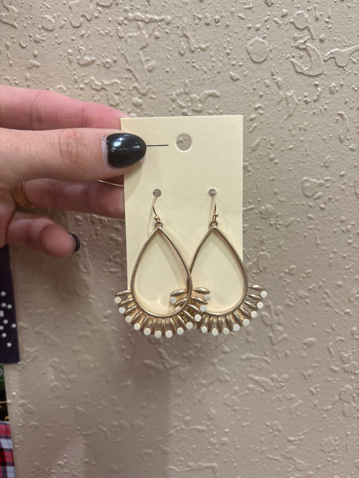 3366- Teardrop W/ Cream Detail