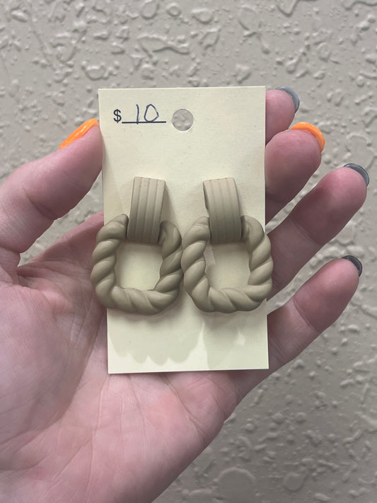 2881- Taupe Clay Twist Earrings