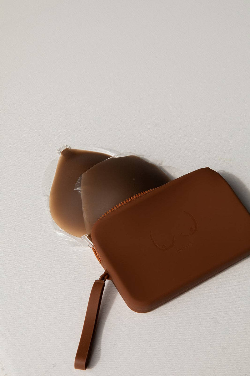 D CUP X1 Adhesive Stick-on Bra + x1 Silicone Travel Case: Dark Nude / D / Light Tint