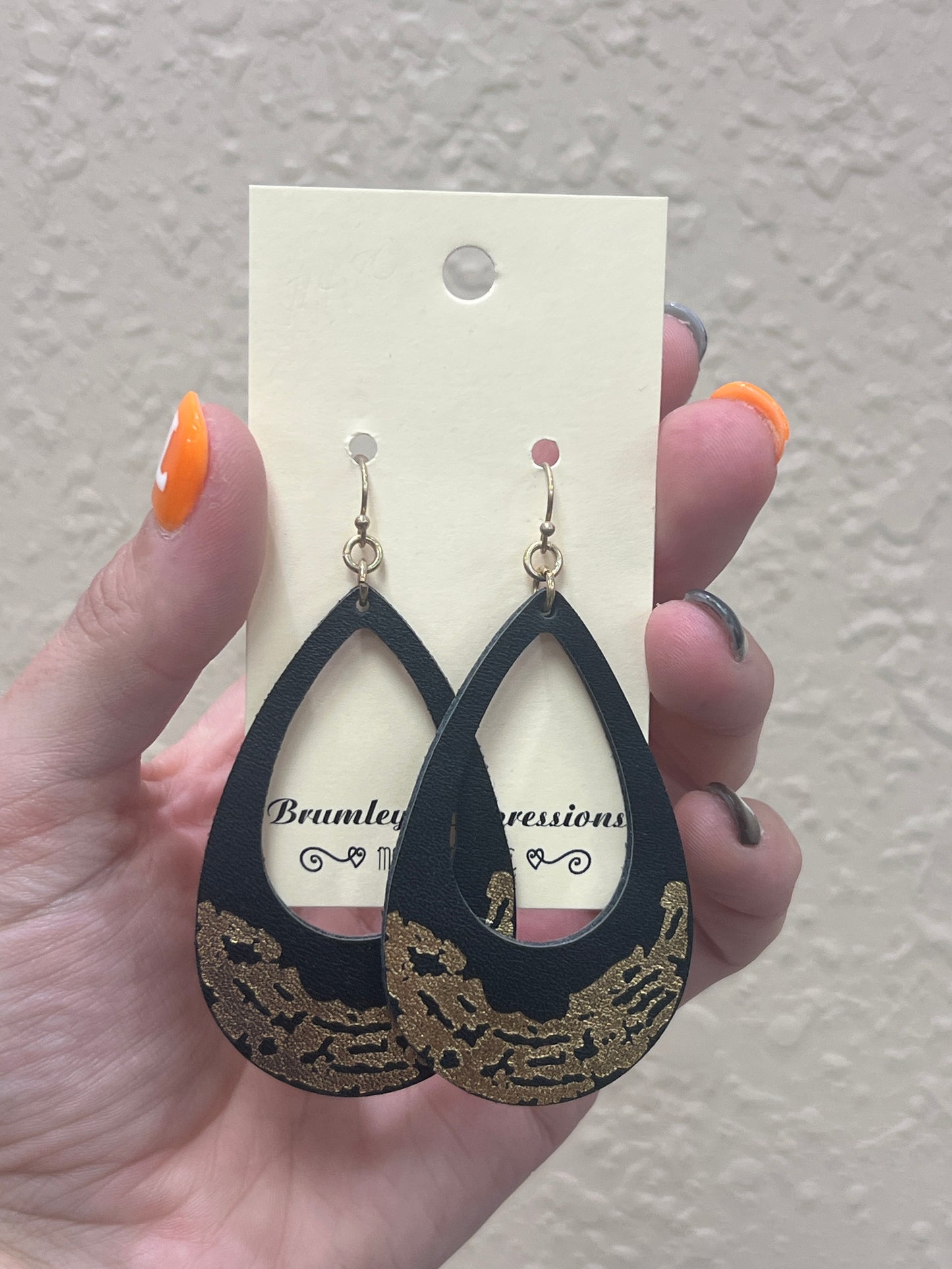 2885- Black w/ Gold Detail Teardrop Earrings