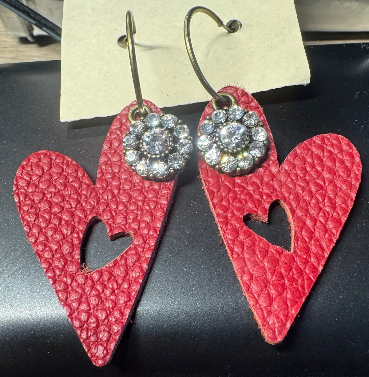 8479- HEART LEATHER EARRINGS