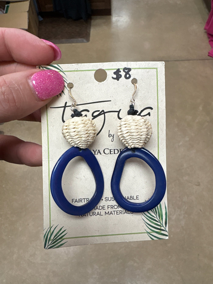 8450- Royal Hoop Tauge Nut w/ Woven Detail