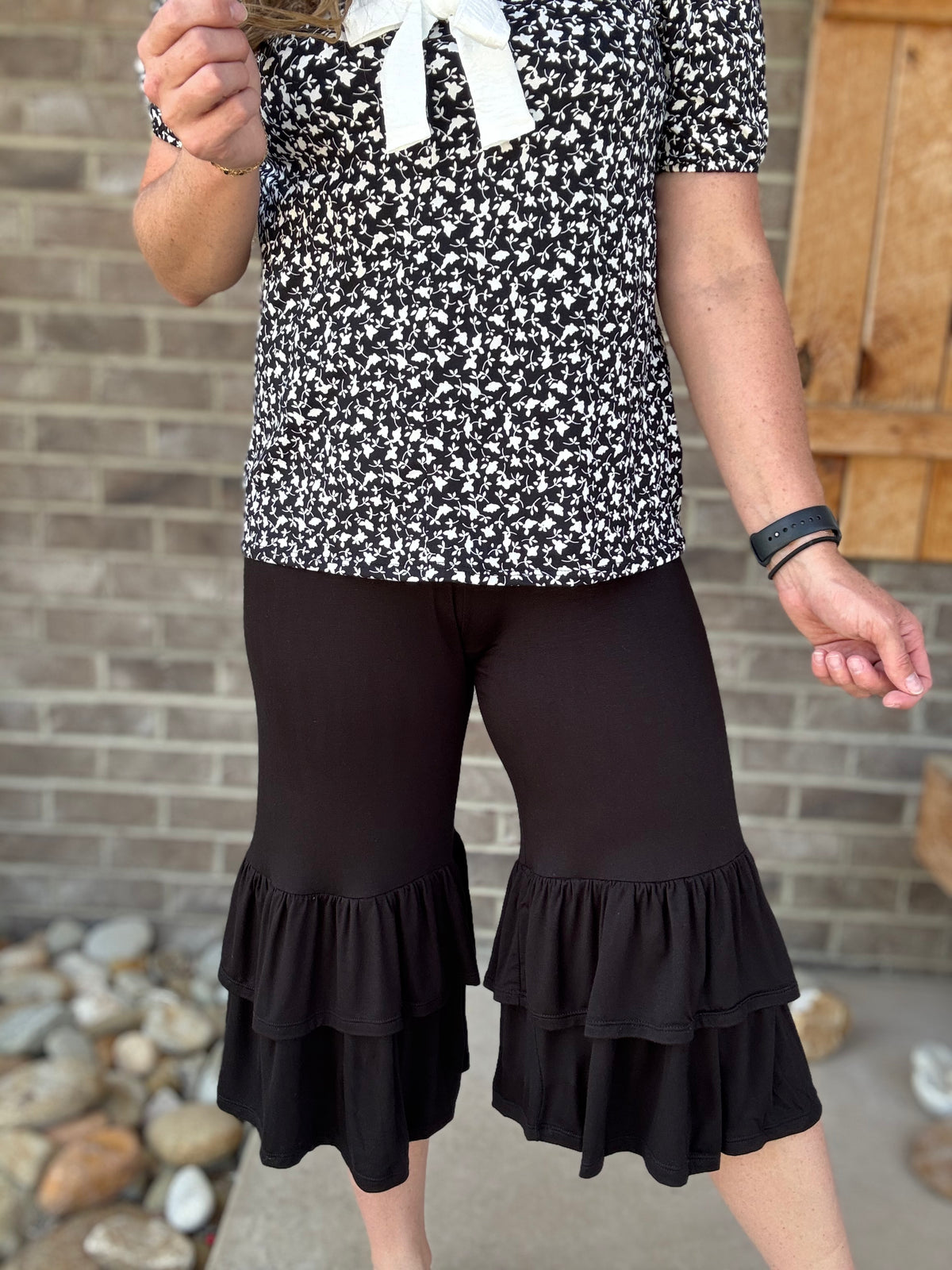 Black Solid Ruffle Cropped Pants