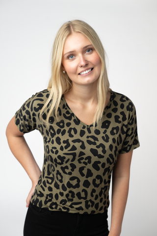 09.02 EN ROUTE Chloe Cozy Top - Olive Animal Print