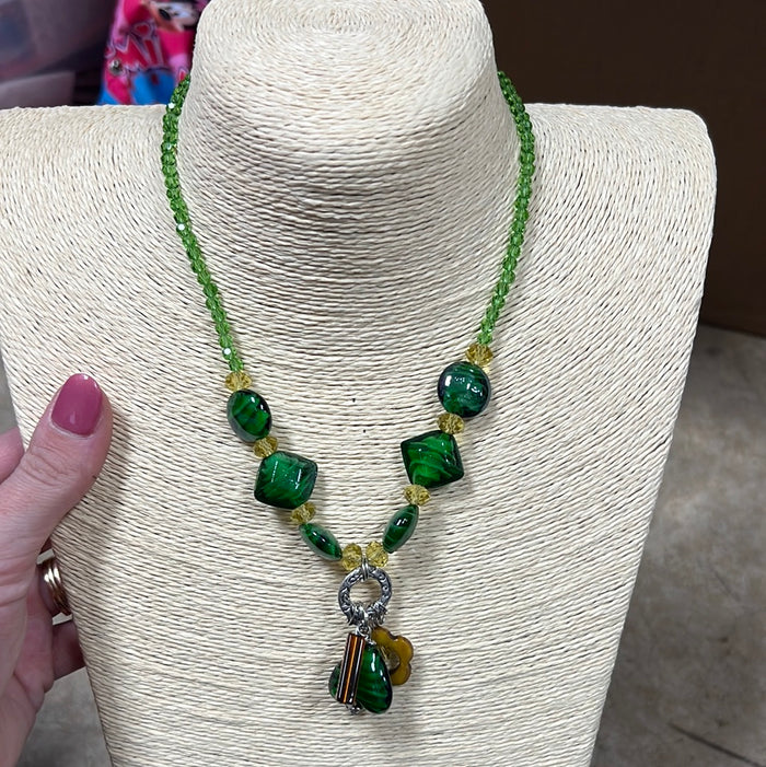 1042- Green Beaded Short Necklace w/ Pendants