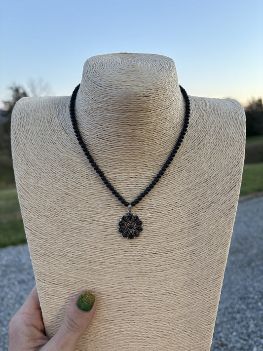 8376- Black Gun Metal Cracked Stone Flower Pendant Necklace