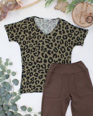 09.02 EN ROUTE Chloe Cozy Top - Olive Animal Print