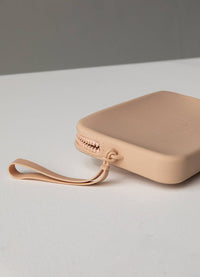 D CUP X1 Adhesive Stick-on Bra + x1 Silicone Travel Case: Dark Nude / D / Light Tint