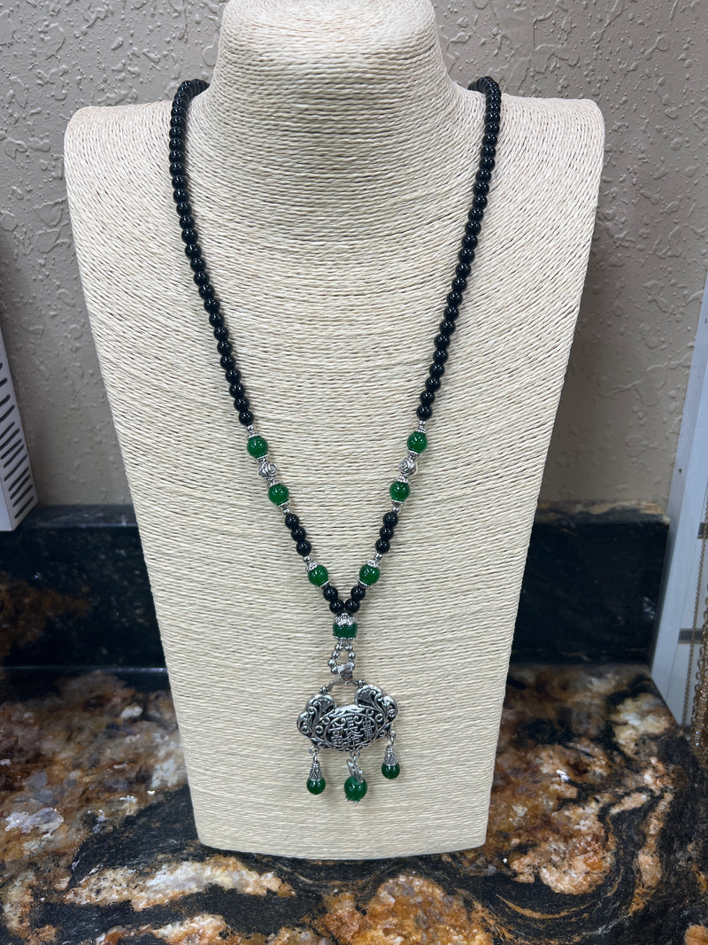 9196- Green & Black Beaded Necklace w/ Pendant