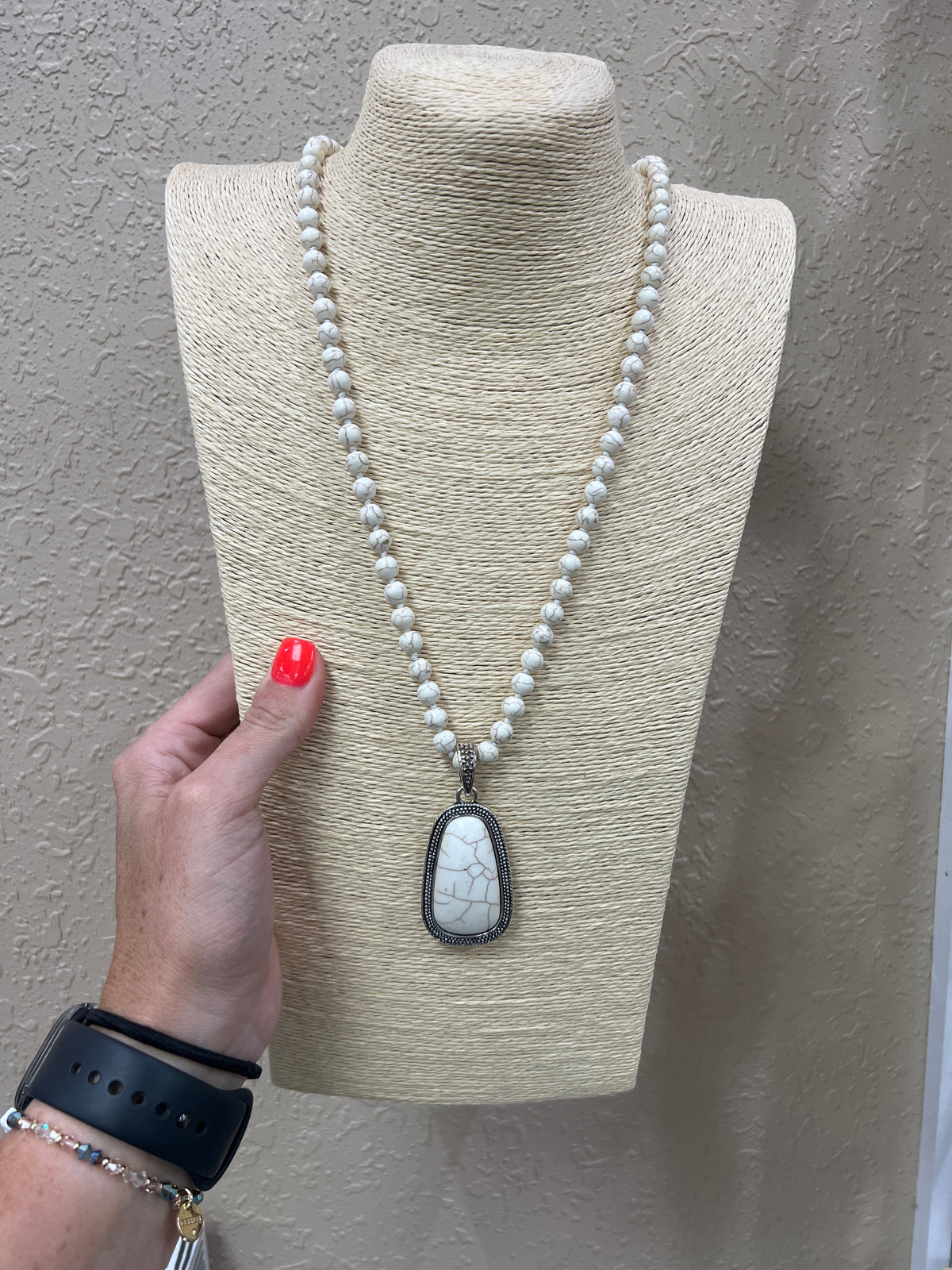 9072- Cream Cracked Stone Necklace w/ Pendant