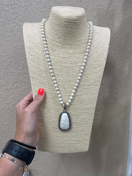 9072- Cream Cracked Stone Necklace w/ Pendant