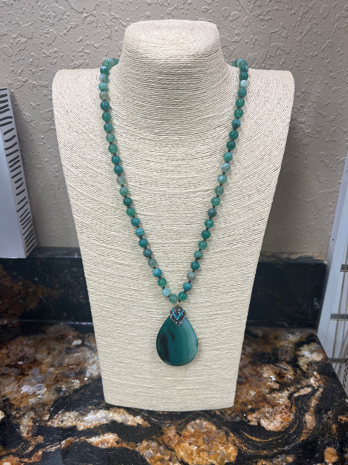 9188- Green Beaded w/ Pendant Necklace