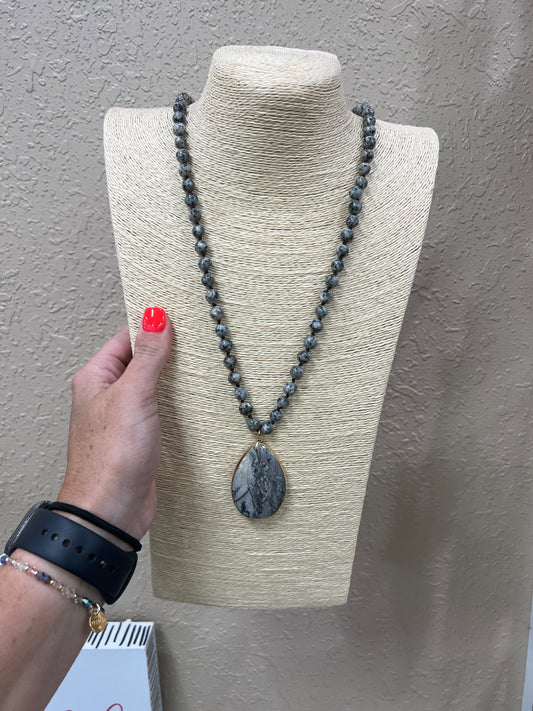 9076- Gray Stone Pendant Necklace