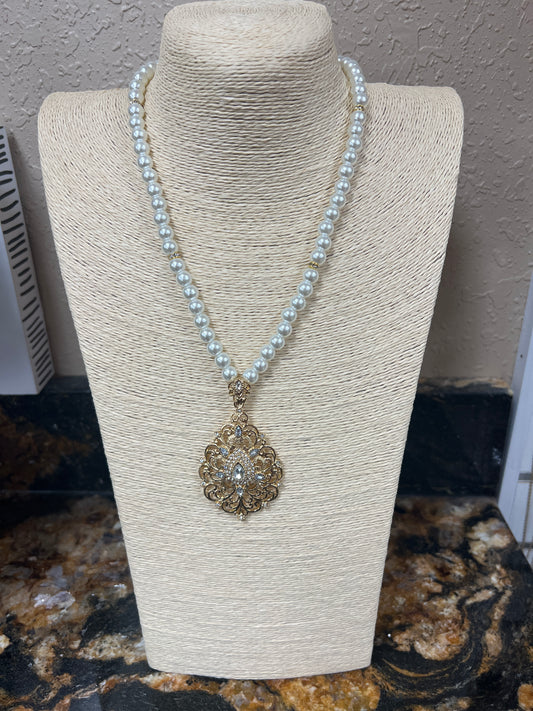 9195- Pearl Necklace w/ Gold Pendant