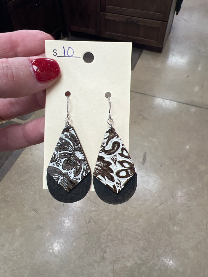 7508- Brown Stamped Detail Leather Earrings