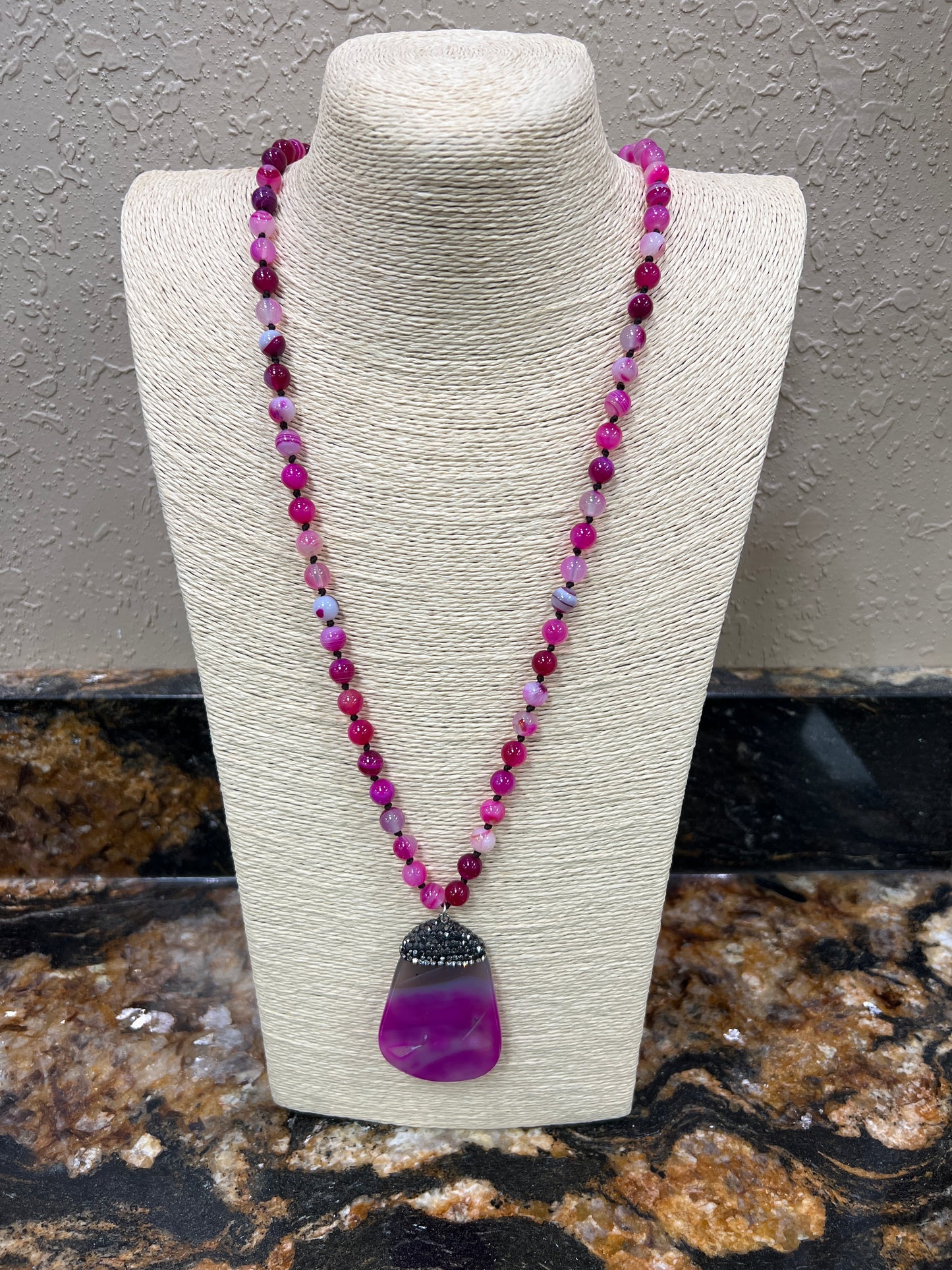 7763- Magenta Smooth Stone Pendant Beaded Necklace