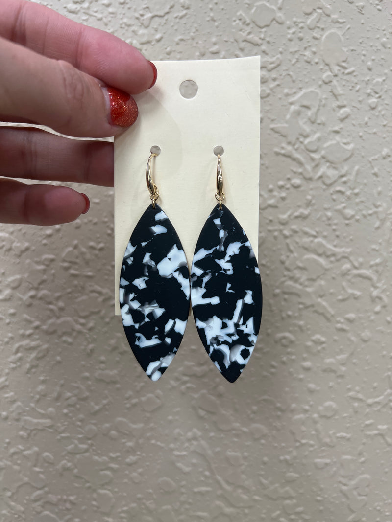 1256- Black & White Marble Clay Earring