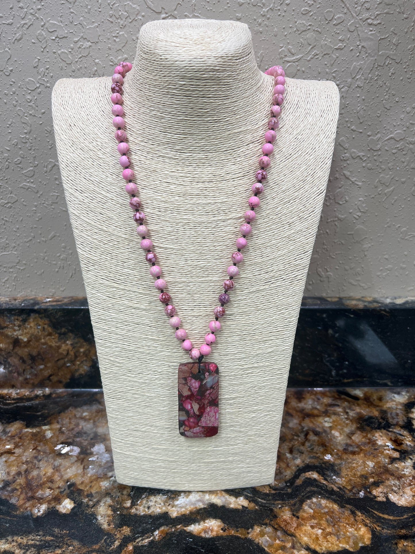 7556- Pick Beaded Stone Necklace