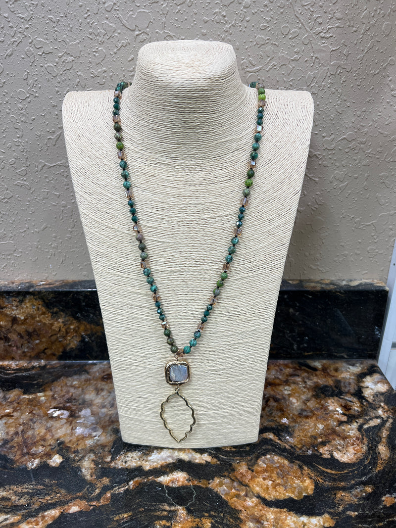 7764- Green Beaded Necklace w/ Stone & Pendant Detail