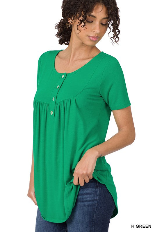 1400- Kelly Green Scoop Hem Top w/ Button Detail